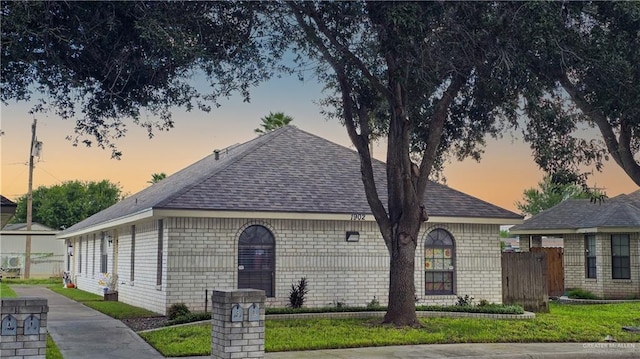 view of front of property featuring a yard