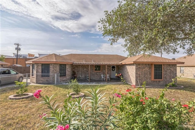 ranch-style house featuring a front yard