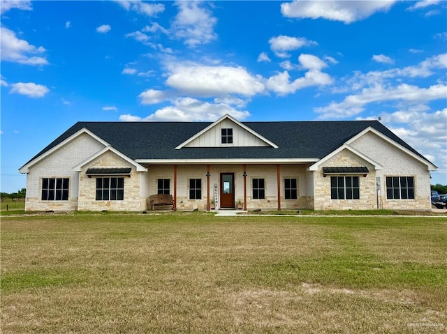 view of front of home featuring a front yard