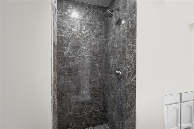 bathroom featuring tiled shower