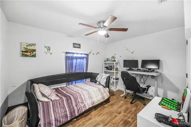 bedroom featuring wood finished floors and a ceiling fan