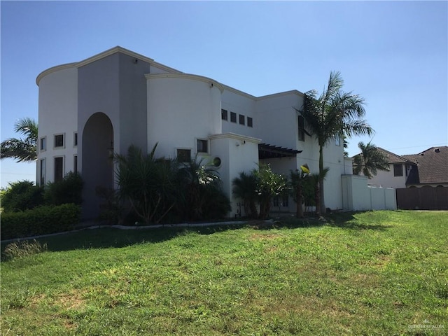 view of side of property featuring a lawn