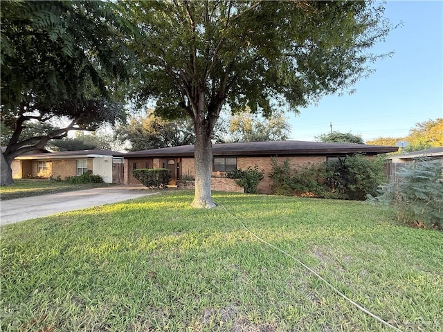 ranch-style house with a front yard