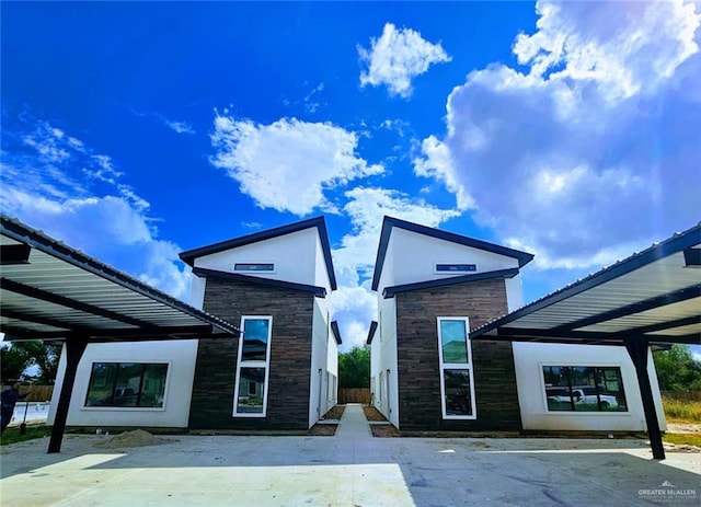 view of front facade featuring a carport