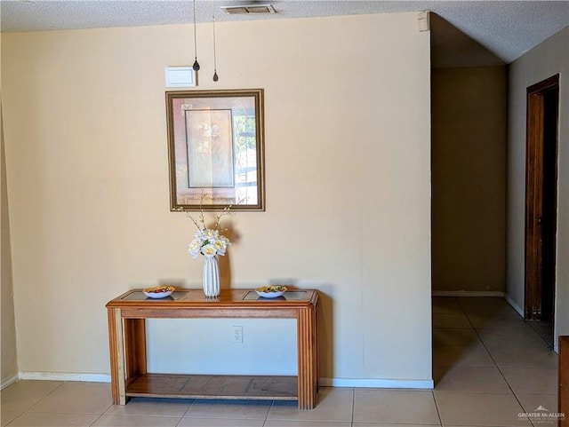 605 8th St, Hidalgo, TX 78557 - detailed view of a textured ceiling and baseboards