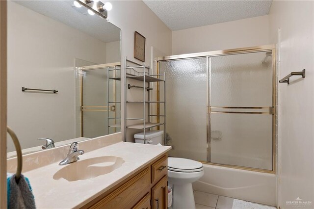 bedroom with connected bathroom, light colored carpet, ceiling fan, a raised ceiling, and a textured ceiling