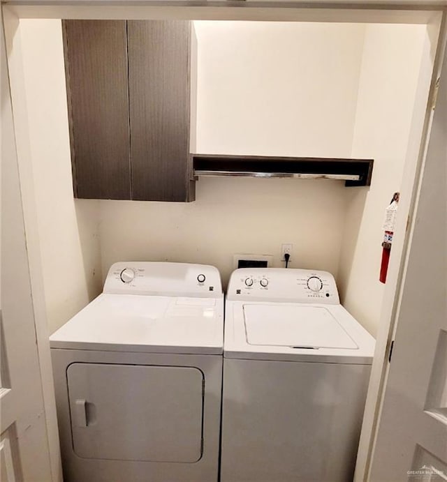 laundry room featuring cabinets and independent washer and dryer