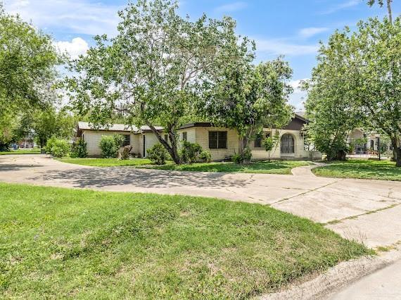 131 N Missouri Ave, Mercedes, TX 78570 - view of front of property with a front lawn