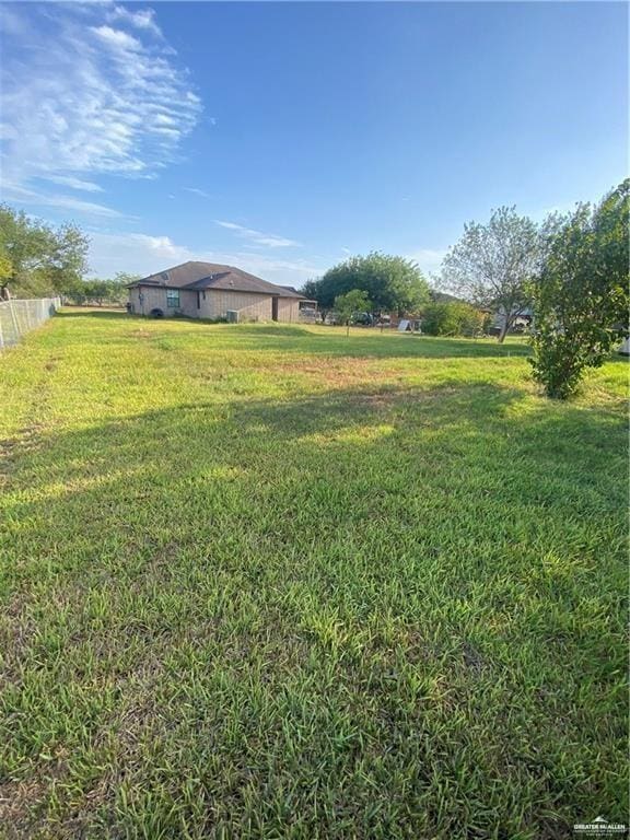 view of yard featuring a rural view