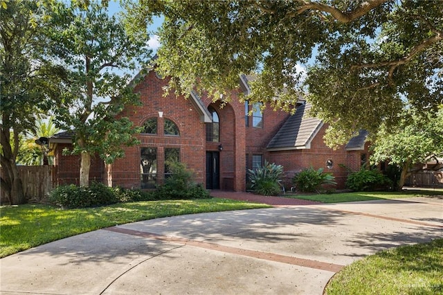 view of front of home featuring a front yard