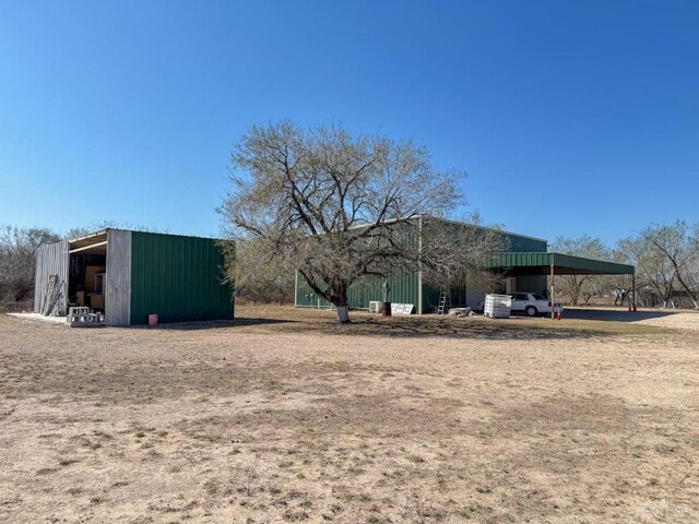 view of yard with an outbuilding