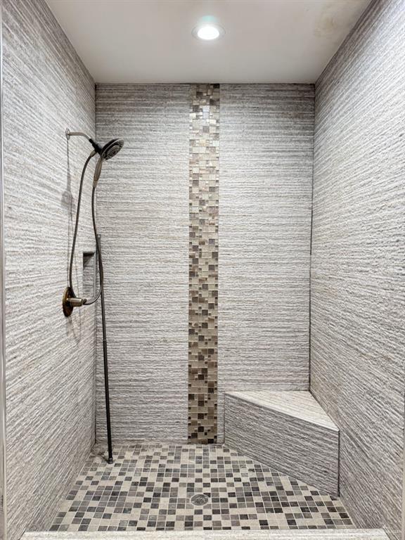 bathroom featuring a tile shower