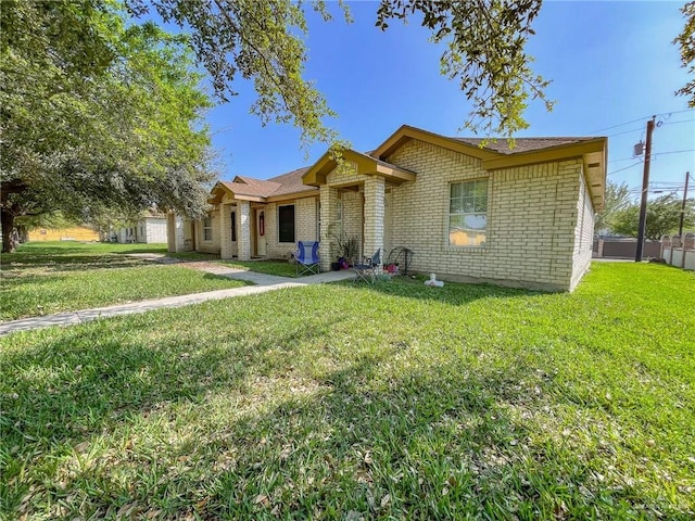 single story home featuring a front yard