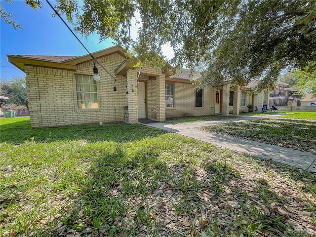 ranch-style home featuring a front lawn