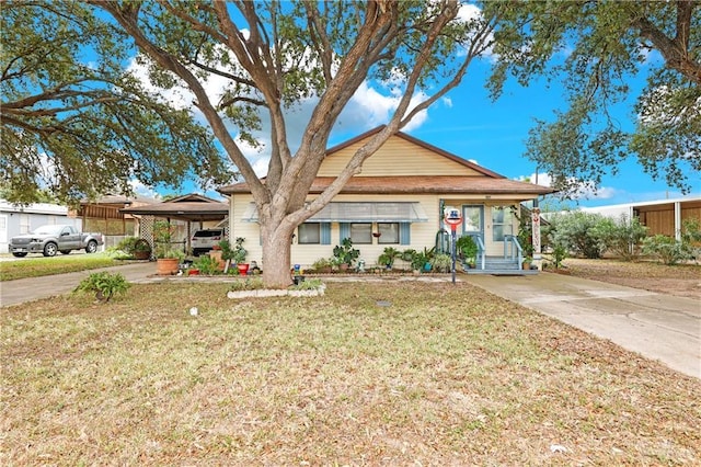 view of front of home with a carport and a front lawn