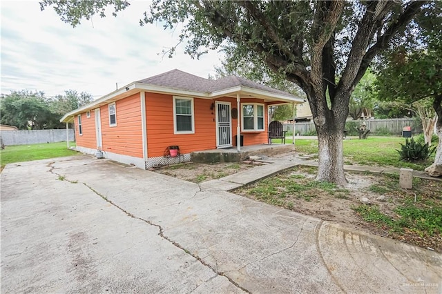 view of front of property featuring a front lawn