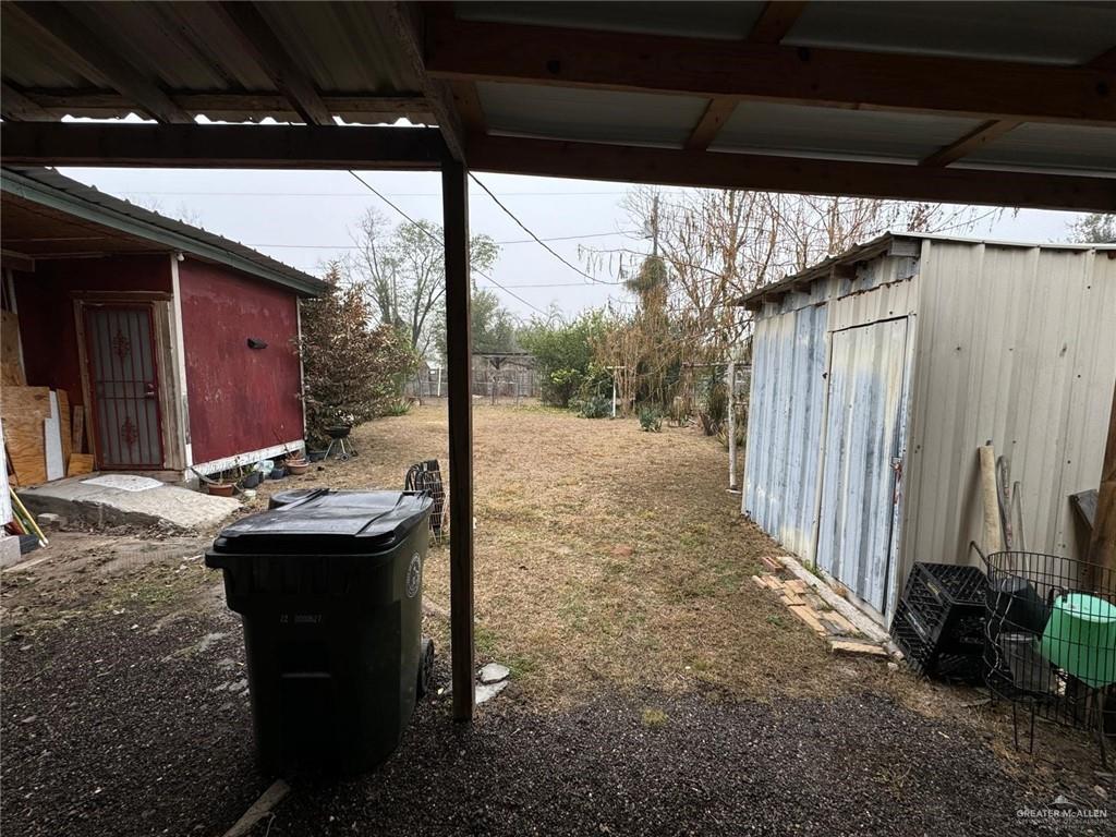 view of yard with a storage shed