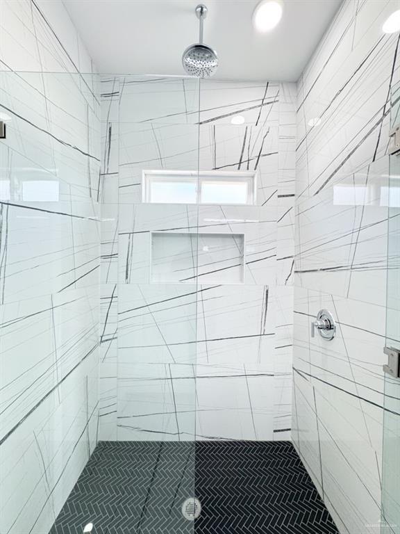 bathroom featuring a tile shower