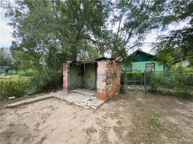 210 N Palmas St, Weslaco, TX 78596 - view of outdoor structure featuring a gate and fence