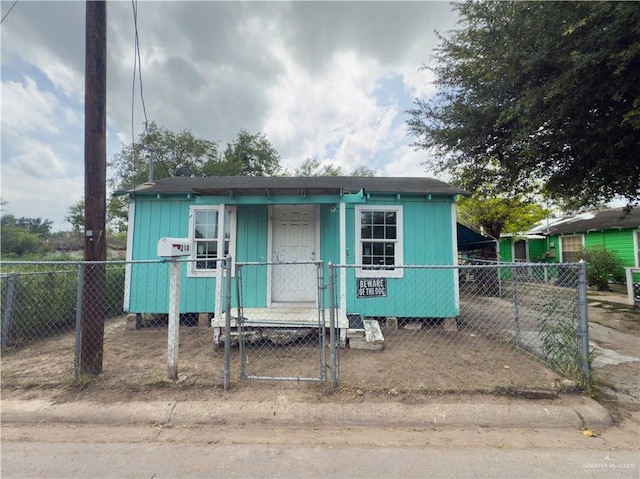 210 N Palmas St, Weslaco, TX 78596 - view of front of property with a fenced front yard and a gate