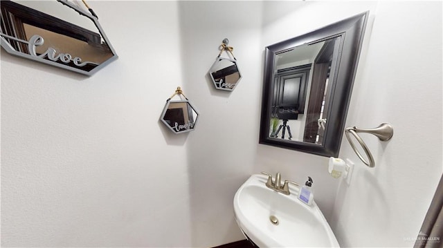 5403 Mauritius Ln, Edinburg, TX 78542 - bathroom with a sink