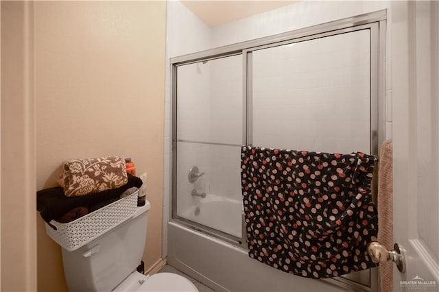 bathroom with combined bath / shower with glass door and toilet