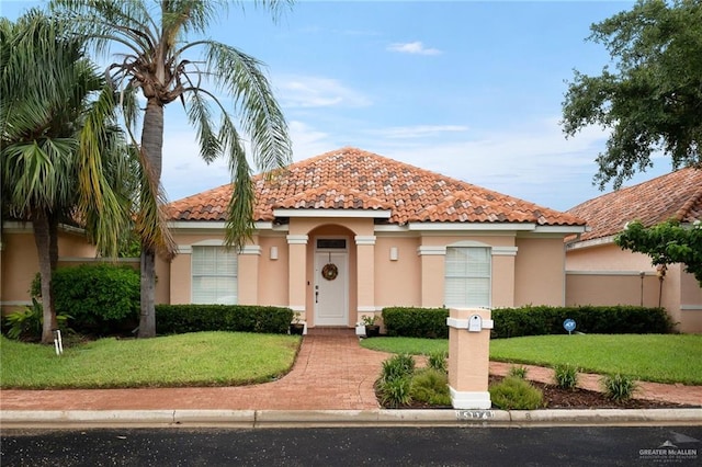 view of front of house featuring a front lawn