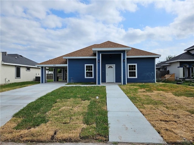 view of front of home featuring a front lawn and a carport