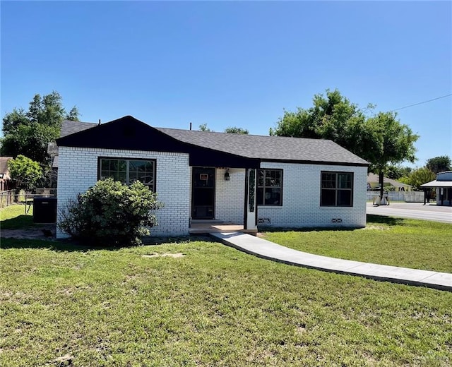 view of front of property featuring a front yard