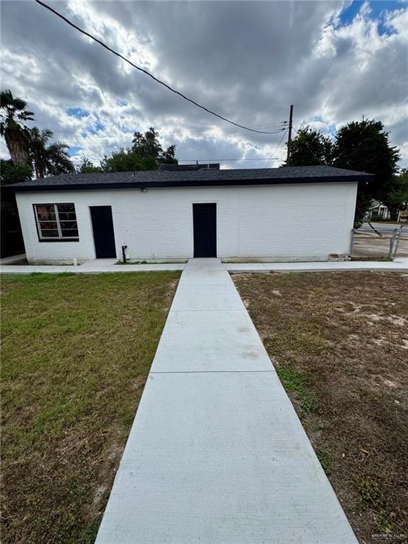 view of front facade with a front lawn