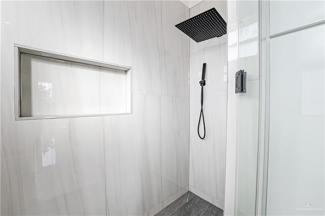 room details featuring tiled shower