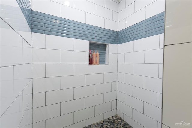 bathroom featuring a tile shower