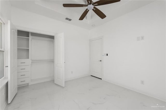 unfurnished bedroom featuring ceiling fan and a closet