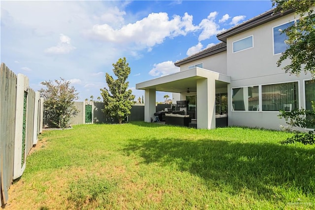 view of yard featuring an outdoor living space