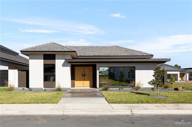 prairie-style home with a front lawn