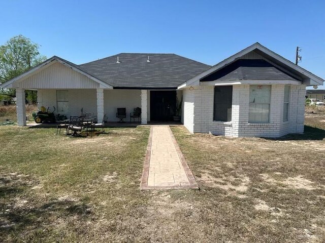 view of front of home featuring a front lawn