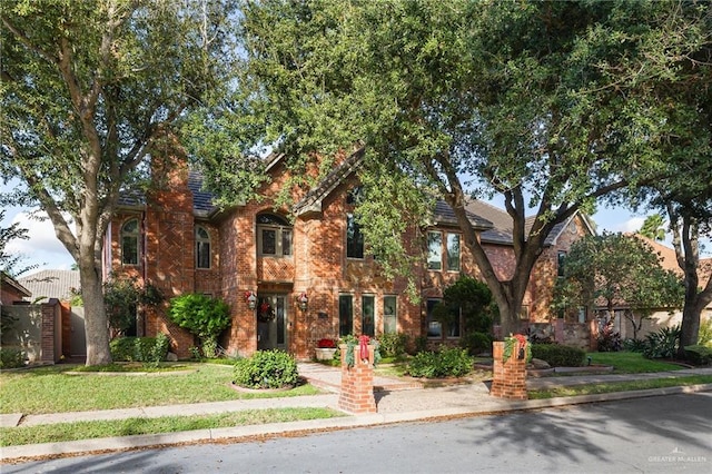 view of front facade with a front lawn