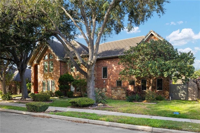 view of front of home featuring a front yard