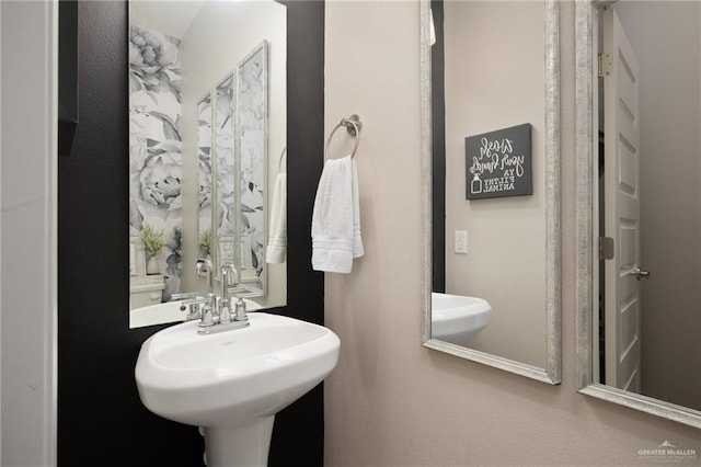 bathroom featuring sink