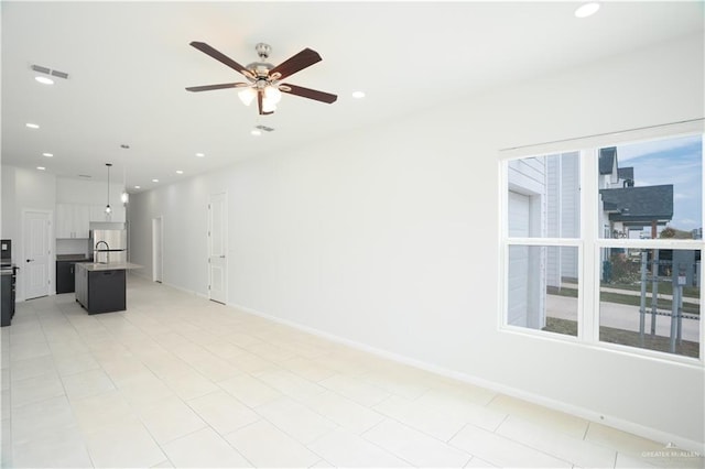 living room with baseboards, visible vents, ceiling fan, and recessed lighting