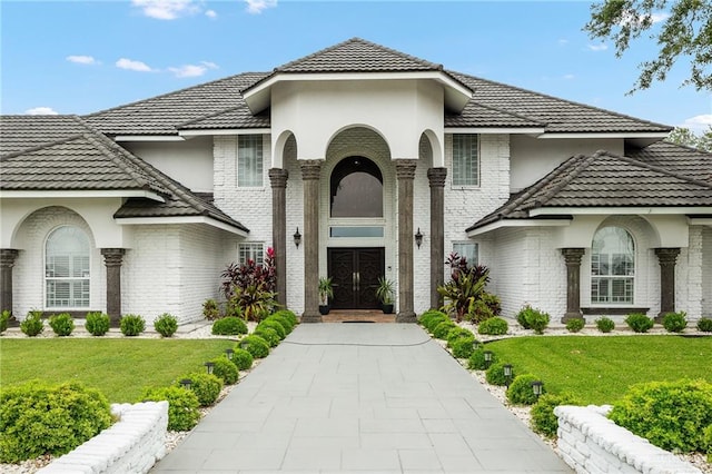 view of front of home featuring a front lawn