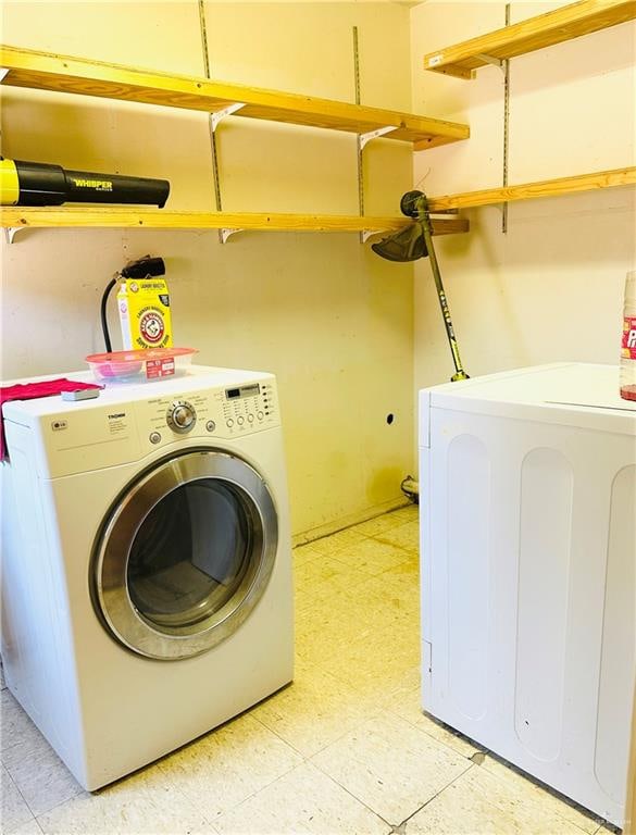 washroom featuring washing machine and clothes dryer