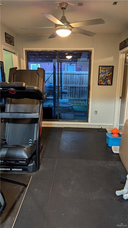 exercise room featuring ceiling fan