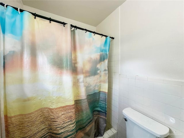 420 Vfw Ave, Elsa, TX 78543 - bathroom featuring tile walls and curtained shower
