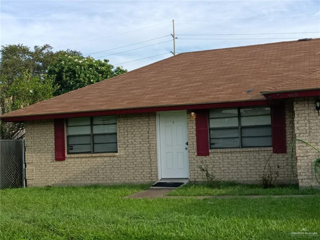 view of front facade featuring a front lawn