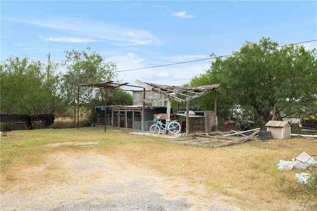 view of yard featuring a storage shed and an outdoor structure