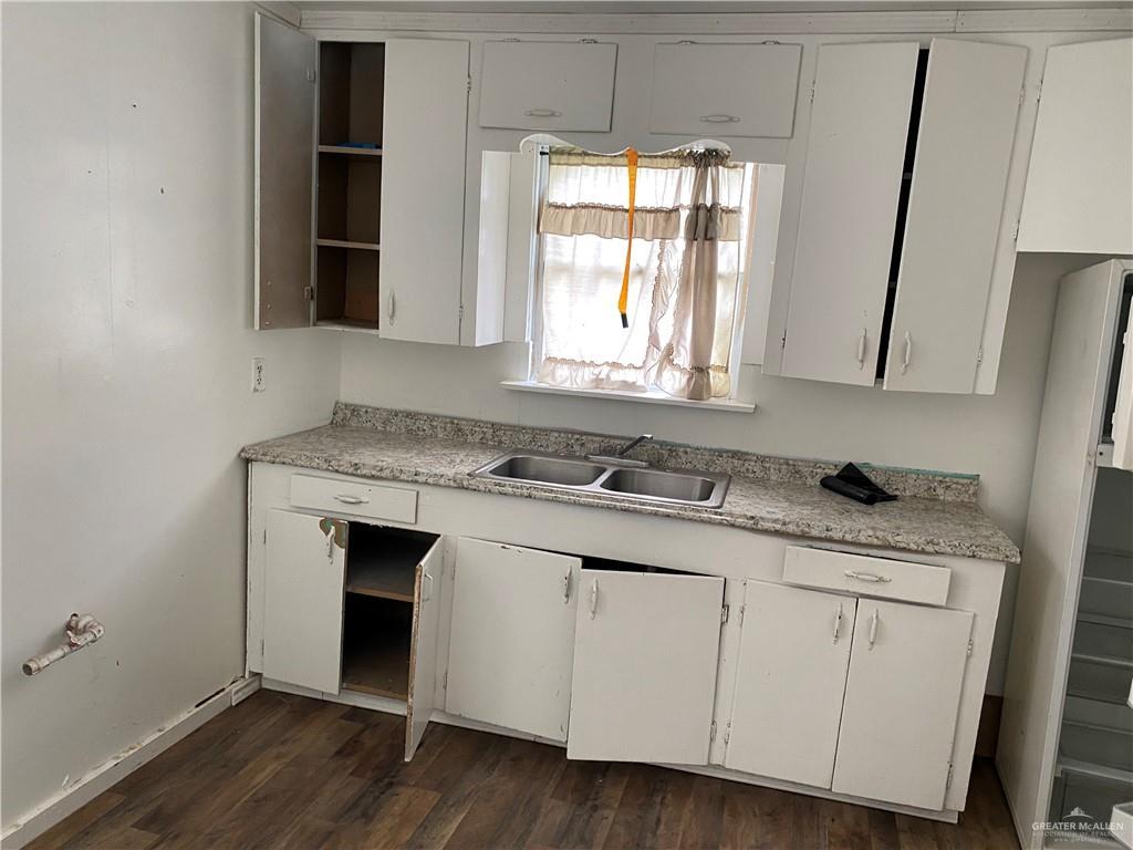 1304 S 14 1/2 St, Mcallen, TX 78501 - photo 3