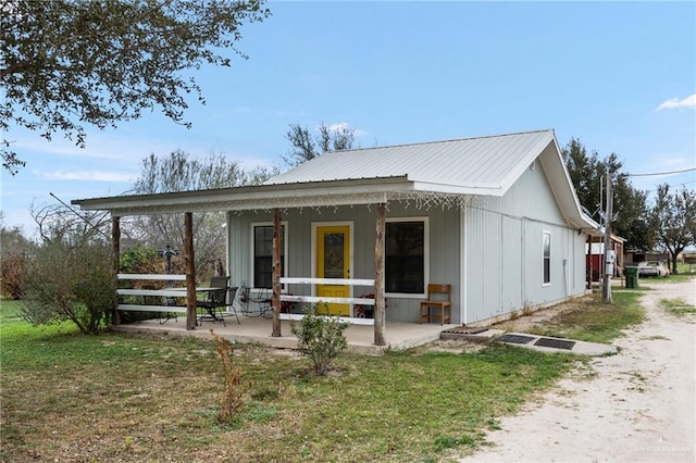 view of front of home featuring a porch and a front yard