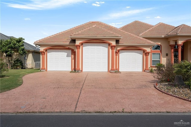 view of front facade featuring a garage