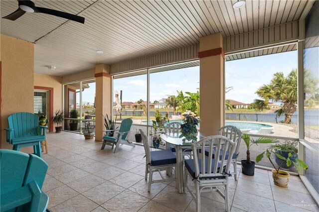 sunroom with ceiling fan